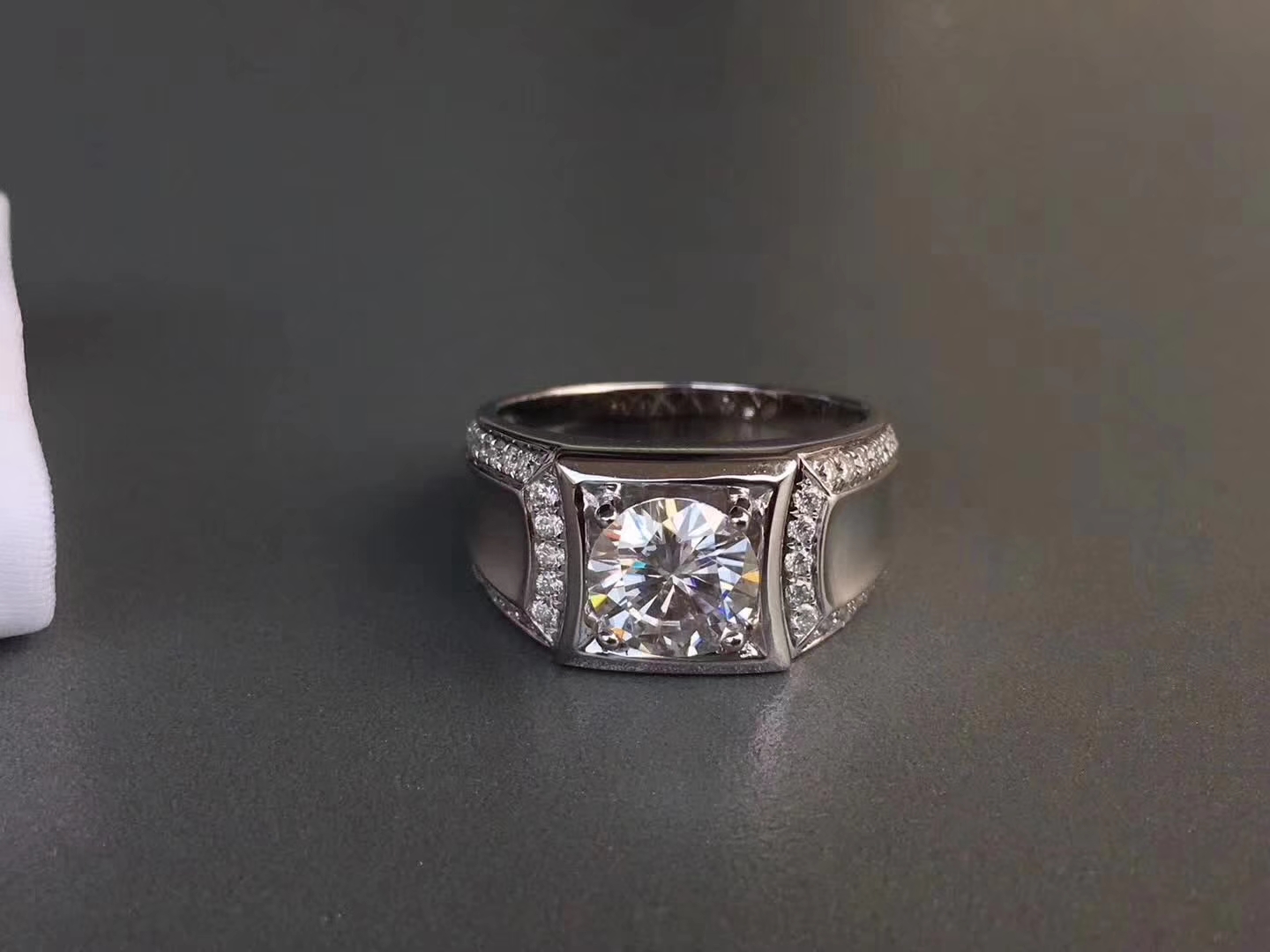 高端大气18k金2克拉男戒指